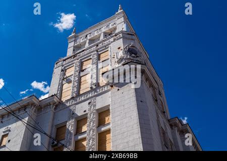 Charkiv, Ucraina, 10 giugno 2024 paesaggio urbano di Charkiv durante la guerra con la Russia, gli edifici storici e moderni di Charkiv sono l'obiettivo della Russia Foto Stock