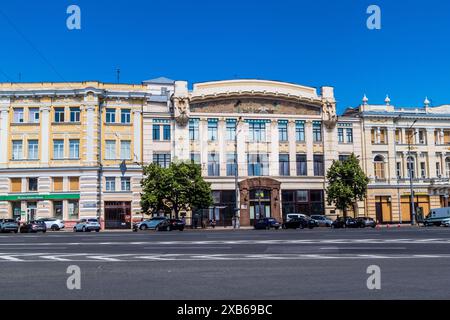 Charkiv, Ucraina, 10 giugno 2024 paesaggio urbano di Charkiv durante la guerra con la Russia, gli edifici storici e moderni di Charkiv sono l'obiettivo della Russia Foto Stock