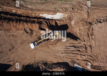 Pala caricatrice gommata gialla su dumper ribaltabile . (vista zenith) Foto Stock