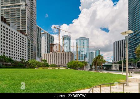 Promenada, Miami River. Percorso lungo il fiume. Brickell, Florida, Stati Uniti. Campo erboso verde Foto Stock