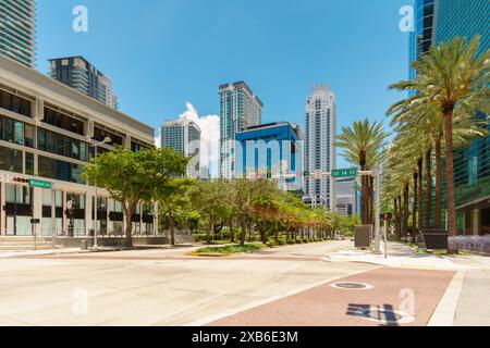 Miami, Brickell, Florida, Stati Uniti. Vista su Brickell Avenue e se 14th Street 2024. Esposizione prolungata con sfocatura del movimento delle persone e del traffico Foto Stock