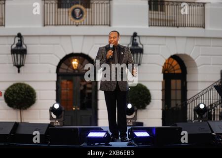 Washington, Stati Uniti. 10 giugno 2024. Il comico Roy Wood Jr. Parla durante una celebrazione di giugno sul South Lawn della Casa Bianca il 10 giugno 2024 a Washington, DC. (Foto di Aaron Schwartz/Sipa USA) Credit: SIPA USA/Alamy Live News Foto Stock