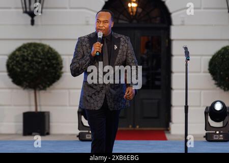 Washington, Stati Uniti. 10 giugno 2024. Il comico Roy Wood Jr. Parla durante una celebrazione di giugno sul South Lawn della Casa Bianca il 10 giugno 2024 a Washington, DC. (Foto di Aaron Schwartz/Sipa USA) Credit: SIPA USA/Alamy Live News Foto Stock