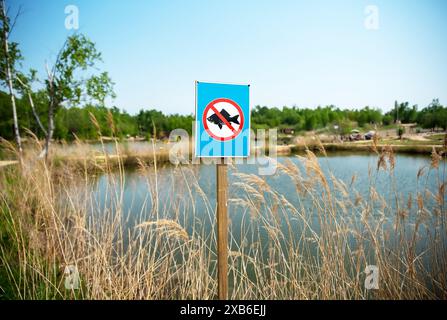 Divieto di pesca segno è vietato contro laghi e foreste nel parco. Foto Stock