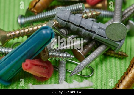 Dispositivi di fissaggio per uso domestico e utensili manuali, cacciavite a cricchetto, cacciavite, chiodi, prese a muro, viti, dispositivi di fissaggio per il tuttofare fai da te/donna!!! Foto Stock