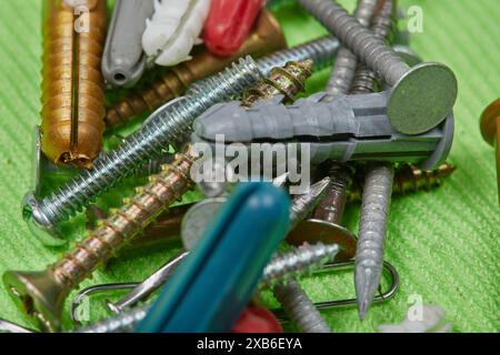 Dispositivi di fissaggio per uso domestico e utensili manuali, cacciavite a cricchetto, cacciavite, chiodi, prese a muro, viti, dispositivi di fissaggio per il tuttofare fai da te/donna!!! Foto Stock