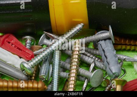 Dispositivi di fissaggio per uso domestico e utensili manuali, cacciavite a cricchetto, cacciavite, chiodi, prese a muro, viti, dispositivi di fissaggio per il tuttofare fai da te/donna!!! Foto Stock