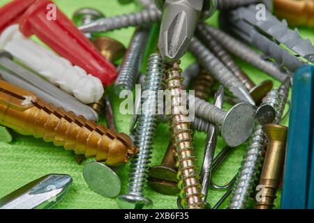 Dispositivi di fissaggio per uso domestico e utensili manuali, cacciavite a cricchetto, cacciavite, chiodi, prese a muro, viti, dispositivi di fissaggio per il tuttofare fai da te/donna!!! Foto Stock