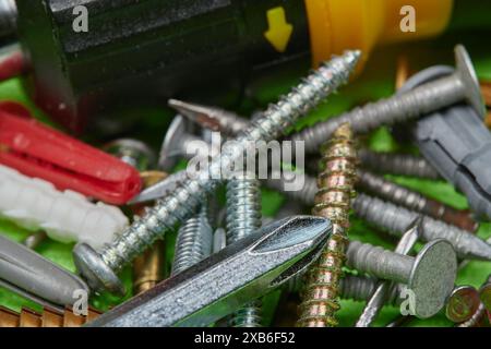 Dispositivi di fissaggio per uso domestico e utensili manuali, cacciavite a cricchetto, cacciavite, chiodi, prese a muro, viti, dispositivi di fissaggio per il tuttofare fai da te/donna!!! Foto Stock