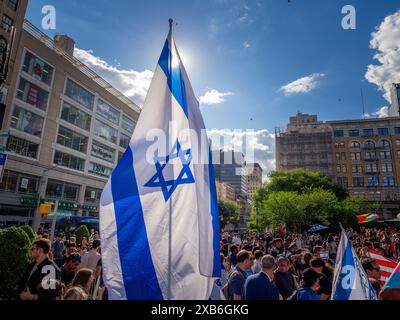 10 giugno 2024, New York, New York, Stati Uniti: una bandiera israeliana vola a Union Square durante una manifestazione e una marcia per un giorno di rabbia per Gaza è iniziata a Union Square Park a Manhattan con una contro protesta da parte di manifestanti pro-Israele che hanno creato alcuni litigi che la polizia di New York ha sostenuto ma ha generato alcuni arresti. I manifestanti palestinesi hanno preso la metropolitana che ha paralizzato per un breve periodo quella linea fino a quando è stata finalmente rilasciata e si è diretta a Wall Street. I manifestanti si sono poi recati dove si tiene la mostra Nova. (Credit Image: © Carlos Chiossone/ZUMA Press Wire) SOLO PER USO EDITORIALE! Non per Commerci Foto Stock