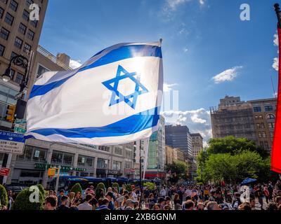 10 giugno 2024, New York, New York, Stati Uniti: una bandiera israeliana vola a Union Square durante una manifestazione e una marcia per un giorno di rabbia per Gaza è iniziata a Union Square Park a Manhattan con una contro protesta da parte di manifestanti pro-Israele che hanno creato alcuni litigi che la polizia di New York ha sostenuto ma ha generato alcuni arresti. I manifestanti palestinesi hanno preso la metropolitana che ha paralizzato per un breve periodo quella linea fino a quando è stata finalmente rilasciata e si è diretta a Wall Street. I manifestanti si sono poi recati dove si tiene la mostra Nova. (Credit Image: © Carlos Chiossone/ZUMA Press Wire) SOLO PER USO EDITORIALE! Non per Commerci Foto Stock