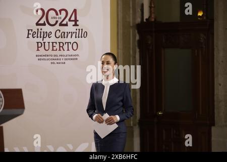 Non esclusiva: La presidente entrante del Messico, Claudia Sheinbaum Pardo, partecipa al suo primo briefing al Palazzo Nazionale dopo l'incontro con il presidente uscente Foto Stock