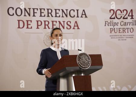 Non esclusiva: La presidente entrante del Messico, Claudia Sheinbaum Pardo, partecipa al suo primo briefing al Palazzo Nazionale dopo l'incontro con il presidente uscente Foto Stock