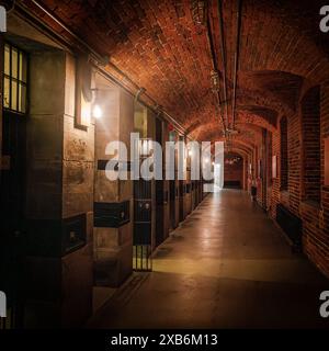 L'ostello della prigione di Saintlo ospita storiche celle della prigione nella vista del corridoio Foto Stock