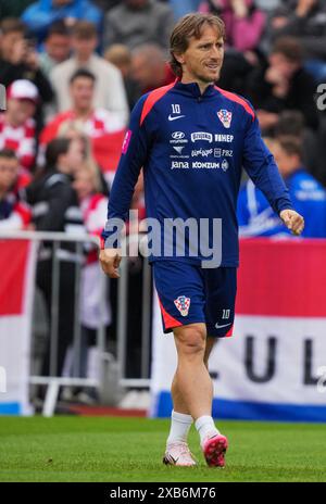 Neuruppin, Germania. 10 giugno 2024. Luka Modric croato si allena al Volksparkstadion (stadio del Märkischer Sportverein MSV) durante l'allenamento pubblico della nazionale croata di calcio. Credito: Soeren Stache/dpa/Alamy Live News Foto Stock