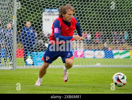 Neuruppin, Germania. 10 giugno 2024. Luka Modric croato si allena al Volksparkstadion (stadio del Märkischer Sportverein MSV) durante l'allenamento pubblico della nazionale croata di calcio. Credito: Soeren Stache/dpa/Alamy Live News Foto Stock