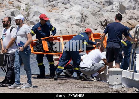 Sabato ulteriori ricerche da parte dei servizi antincendio greci sulle colline circostanti Pedi per il dottor Michael Mosley britannico, isola di Symi, Grecia. Foto Stock