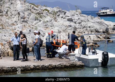 Sabato ulteriori ricerche da parte dei servizi antincendio greci sulle colline circostanti Pedi per il dottor Michael Mosley britannico, isola di Symi, Grecia. Foto Stock