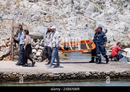 Sabato ulteriori ricerche da parte dei servizi antincendio greci sulle colline circostanti Pedi per il dottor Michael Mosley britannico, isola di Symi, Grecia. Foto Stock