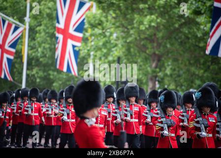 I soldati provano durante la revisione del Colonnello per l'imminente Trooping of the Colour. La rivista del colonnello è identica alla parata del compleanno di Kingís, con l'eccezione che alcuni ufficiali a cavallo aggiuntivi cavalcano su quest'ultima. Vi parteciperanno oltre 1400 soldati della divisione Household e della Kingís Troop Royal Horse Artillery, tra cui 400 musicisti delle bande massed, che sfileranno tutti sulle guardie a cavallo per la seconda delle due revisioni formali. Il Colonel's Review include anche 250 soldati delle Foot Guards che percorreranno il percorso processionale lungo il Mall. (Foto di Lored Foto Stock