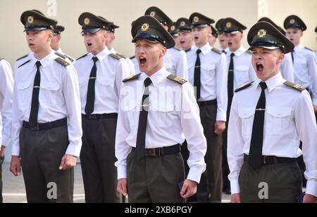 8 giugno 2024, Leopoli, Ucraina: I cadetti del Liceo Heroiv Krut cantano durante la cerimonia di laurea. Heroiv Krut Lviv Liceo di Stato con perfezionamento dell'addestramento militare e fisico è un istituto di istruzione secondaria di profilo generale e specializzato con orientamento militare professionale, che svolge attività educative al secondo e terzo livello del quadro nazionale delle qualifiche, con approfondimento delle materie ''difesa dell'Ucraina'' e ''cultura fisica'''. Questo liceo è una delle più famose istituzioni educative militari preparatorie dell'Ucraina. Questo sì Foto Stock