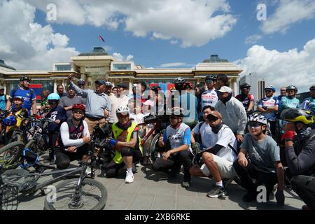 Ulan Bator, Mongolia. 11 giugno 2024. Tifoso del Manchester United, il calciatore mongolo Ochirvaani Batbold è tornato in patria dopo aver completato il suo sogno di tutta la vita di vedere giocare i Red Devils. Ha percorso 14.000 chilometri in bicicletta attraverso 19 paesi in tutto il mondo. Crediti: Enkh-Orgil/Alamy Live News. Foto Stock