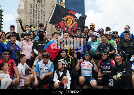 Ulan Bator, Mongolia. 11 giugno 2024. Tifoso del Manchester United, il calciatore mongolo Ochirvaani Batbold è tornato in patria dopo aver completato il suo sogno di tutta la vita di vedere giocare i Red Devils. Ha percorso 14.000 chilometri in bicicletta attraverso 19 paesi in tutto il mondo. Crediti: Enkh-Orgil/Alamy Live News. Foto Stock