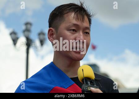 Ulan Bator, Mongolia. 11 giugno 2024. Tifoso del Manchester United, il calciatore mongolo Ochirvaani Batbold è tornato in patria dopo aver completato il suo sogno di tutta la vita di vedere giocare i Red Devils. Ha percorso 14.000 chilometri in bicicletta attraverso 19 paesi in tutto il mondo. Crediti: Enkh-Orgil/Alamy Live News. Foto Stock