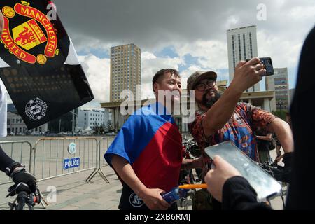 Ulan Bator, Mongolia. 11 giugno 2024. Tifoso del Manchester United, il calciatore mongolo Ochirvaani Batbold è tornato in patria dopo aver completato il suo sogno di tutta la vita di vedere giocare i Red Devils. Ha percorso 14.000 chilometri in bicicletta attraverso 19 paesi in tutto il mondo. Crediti: Enkh-Orgil/Alamy Live News. Foto Stock