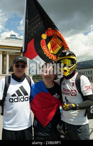 Ulan Bator, Mongolia. 11 giugno 2024. Tifoso del Manchester United, il calciatore mongolo Ochirvaani Batbold è tornato in patria dopo aver completato il suo sogno di tutta la vita di vedere giocare i Red Devils. Ha percorso 14.000 chilometri in bicicletta attraverso 19 paesi in tutto il mondo. Crediti: Enkh-Orgil/Alamy Live News. Foto Stock