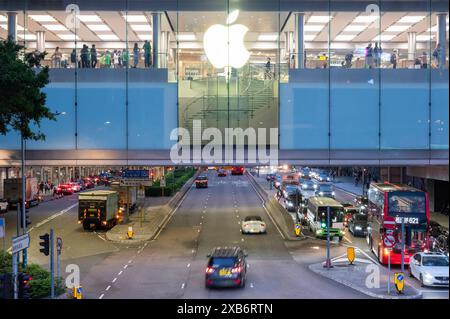 Hong Kong, Cina. 3 maggio 2024. Negozio ufficiale Apple, multinazionale americana di tecnologia, a Hong Kong. Credito: SOPA Images Limited/Alamy Live News Foto Stock