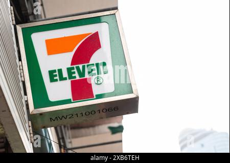 Hong Kong, Cina. 28 aprile 2024. Il logo dell'azienda è un marchio della catena americana di convenienza di proprietà giapponese, 7-Eleven, visto fuori dal suo negozio di Hong Kong. (Foto di Sebastian ng/SOPA Images/Sipa USA) credito: SIPA USA/Alamy Live News Foto Stock