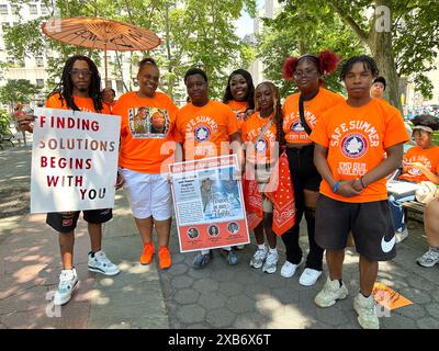 Moms Demand Action e i gruppi alleati organizzano la manifestazione End Gun Violence a Foley Square a Lower Manhattan come parte del Gun Violence Awareness Month. I membri di "GodSquad" rappresentano le vittime della violenza armata. Foto Stock