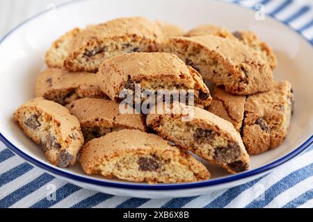 Cantuccini al cioccolato su piatto, vista laterale. Primo piano. Foto Stock