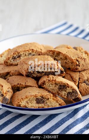 Cantuccini al cioccolato su piatto, vista laterale. Primo piano. Foto Stock