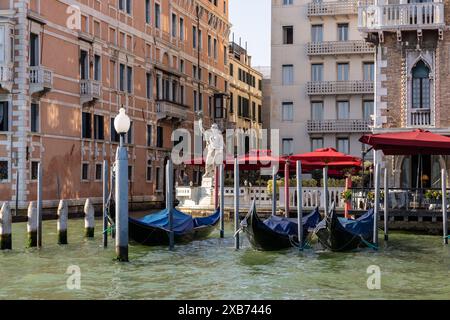 Venezia, Italia - 6 settembre 2022: Gondole ormeggiate sul Canal grande a Venezia, Italia Foto Stock