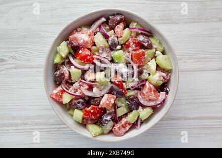Insalata mediterranea tagliata in casa in una ciotola, vista dall'alto. Posizione piana, sovratesta, dall'alto. Foto Stock