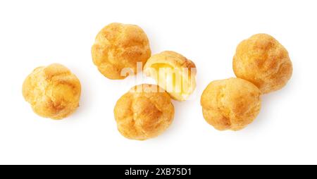 Più spugne di panna posizionate su uno sfondo bianco. Vista direttamente dall'alto. Foto Stock