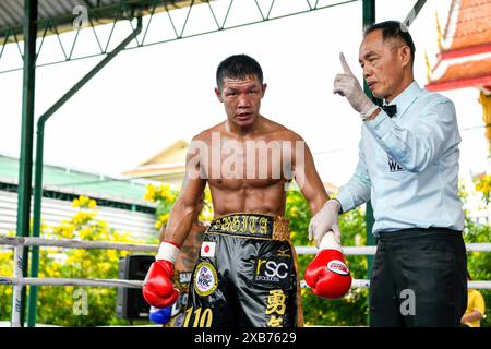 Bangkok, Thailandia. 10 giugno 2024. Daisuke Sugita (L) ottiene un punto preso dall'arbitro durante il suo combattimento con Wira Mikham. Un incontro dei pesi piuma WBC Silver si è svolto tra la Thailandia Wira Mikham e il Giappone Daisuke Sugita. L'incontro avvenne a Bangkok, con Mikham che si assicurò la vittoria per KO all'ottavo round. (Foto di Wasim Mather/SOPA Images/Sipa USA) credito: SIPA USA/Alamy Live News Foto Stock