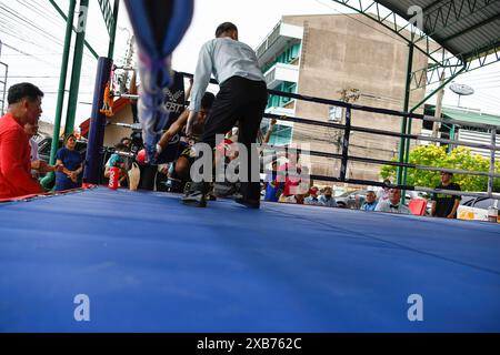 Bangkok, Thailandia. 10 giugno 2024. Daisuke Sugita scende per un conto di 10 durante il suo combattimento con Wira Mikham. Un incontro dei pesi piuma WBC Silver si è svolto tra la Thailandia Wira Mikham e il Giappone Daisuke Sugita. L'incontro avvenne a Bangkok, con Mikham che si assicurò la vittoria per KO all'ottavo round. (Foto di Wasim Mather/SOPA Images/Sipa USA) credito: SIPA USA/Alamy Live News Foto Stock