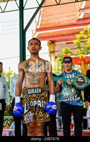 Bangkok, Thailandia. 10 giugno 2024. Wira Mikham sta per l'inno nazionale prima del suo match per il titolo WBC dei pesi piuma d'argento con Daisuke Sugita. Un incontro dei pesi piuma WBC Silver si è svolto tra la Thailandia Wira Mikham e il Giappone Daisuke Sugita. L'incontro avvenne a Bangkok, con Mikham che si assicurò la vittoria per KO all'ottavo round. (Foto di Wasim Mather/SOPA Images/Sipa USA) credito: SIPA USA/Alamy Live News Foto Stock