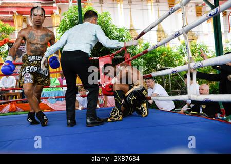 Bangkok, Thailandia. 10 giugno 2024. Daisuke Sugita (R) scende per un conto di 10 durante il suo combattimento con Wira Mikham. Un incontro dei pesi piuma WBC Silver si è svolto tra la Thailandia Wira Mikham e il Giappone Daisuke Sugita. L'incontro avvenne a Bangkok, con Mikham che si assicurò la vittoria per KO all'ottavo round. (Foto di Wasim Mather/SOPA Images/Sipa USA) credito: SIPA USA/Alamy Live News Foto Stock