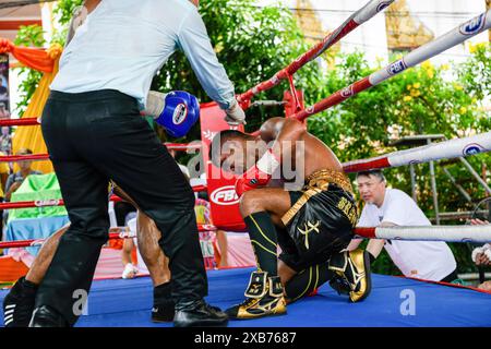 Bangkok, Thailandia. 10 giugno 2024. Daisuke Sugita (R) scende per un conto di 10 durante il suo combattimento con Wira Mikham. Un incontro dei pesi piuma WBC Silver si è svolto tra la Thailandia Wira Mikham e il Giappone Daisuke Sugita. L'incontro avvenne a Bangkok, con Mikham che si assicurò la vittoria per KO all'ottavo round. (Foto di Wasim Mather/SOPA Images/Sipa USA) credito: SIPA USA/Alamy Live News Foto Stock