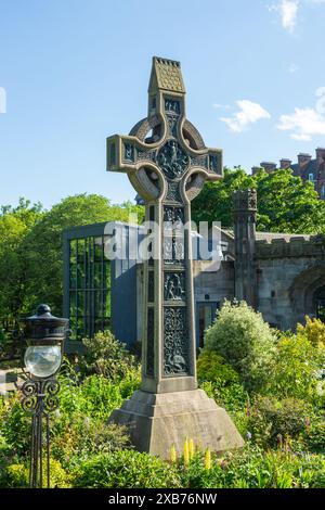 Croce celtica in memoria di Dean Ramsay (Rev Edward Bannerman Ramsay), Princes Street Gardens Edimburgo Scozia Foto Stock