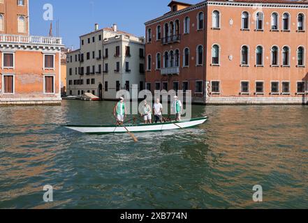 Venezia, Italia - 6 settembre 2022: Formazione della squadra locale di canottaggio sul Canal grande a Venezia, Italia Foto Stock