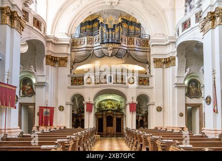 L'altare interno della chiesa dell'abbazia di Melk, caratterizzato da ornati accenti dorati, sculture e dipinti Foto Stock