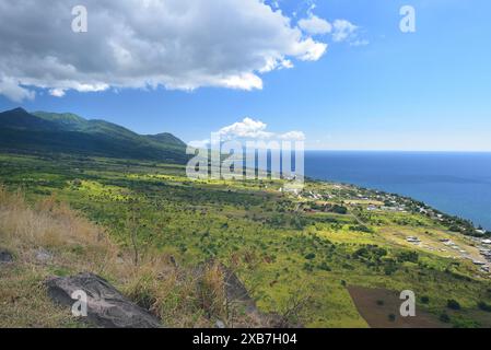 Vista sulla costa di St Kitts dal St Georges Fort Foto Stock