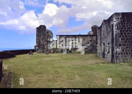 Brimstone Hill Fortress, St Kitts - 31 gennaio 2024: Il prato delle rovine dell'ufficiale quater Foto Stock