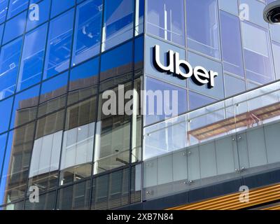 San Francisco, Stati Uniti. 25 febbraio 2024. Il logo Uber può essere visto presso la sede centrale del fornitore di servizi Ride. Crediti: Andrej Sokolow/dpa/Alamy Live News Foto Stock