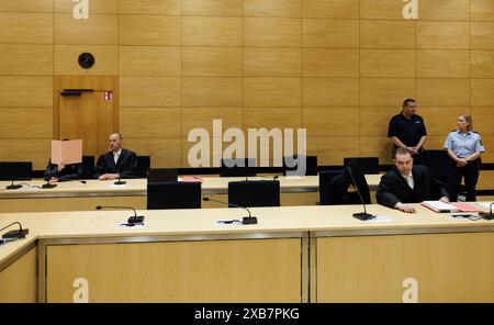 11 giugno 2024, Renania settentrionale-Vestfalia, Bielefeld: Peter Rostek (2° da sinistra) e David Volke (3° da destra), avvocati degli imputati, siedono accanto ai loro clienti in un'aula di tribunale all'inizio del processo per l'omicidio di un bambino. I genitori di 20 e 22 anni sono accusati di sospetto omicidio. Si dice che abbiano deciso di uccidere il bambino prima della nascita del figlio nel novembre 2023 perché, secondo l'accusa, ha ostacolato i loro piani di vita. Dopo averlo ucciso con quattro pugnalate, si dice che il padre abbia portato il bambino, imballato in una borsa fresca, in una zona boscosa vicino Bi Foto Stock